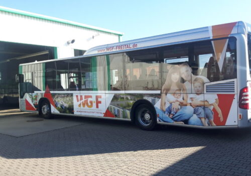 Reisedienst Hammer Freital, Bus mit Werbung der Wohnungsgesellschaft Freital mbH, kurz WGF, Foto Heiko Hammer