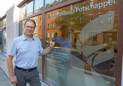 ein Foto des neuen Quartiersmanagers Thorsten Mager vor  dem Stadtteilbüro Potschappel, Foto: Stadt Freital